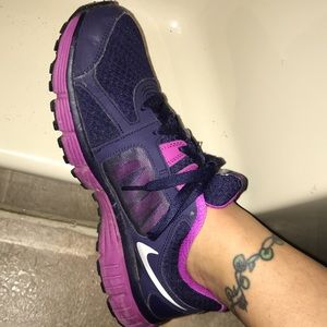 Size 10 dual fusion nike shoes!